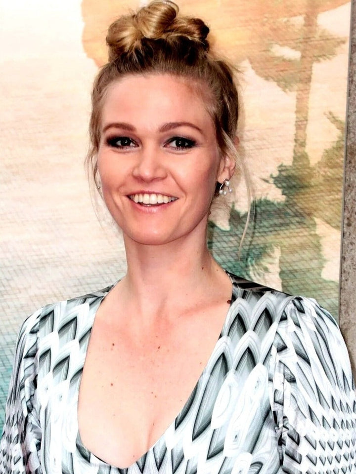 Julia Stiles 8.5 x 11 Candid Color Photograph Art Print Photo Collectibles:Photographic Images:Photographs Style Your Walls