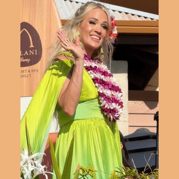 Carrie Underwood 8.5 x 11 Candid Color Photograph Art Print Photo Picture Collectibles:Photographic Images:Photographs Style Your Walls